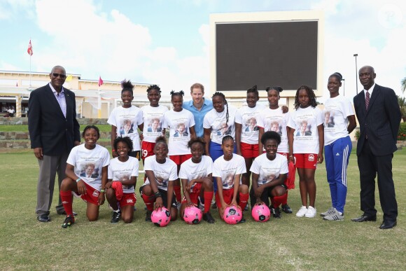 Le prince Harry participe au festival de sport de la jeunesse à Antigua-et-Barbuda au stade Sir Vivian Richards Stadium le 21 novembre 2016.  Prince Harry poses for a picture with a girls' football team as he attends a youth sports festival at the Sir Vivian Richards Stadium in North Sound, Antigua, on the second day of his tour of the Caribbean.21/11/2016 - North Sound