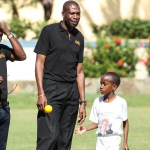 Le prince Harry en visite avec les célèbres joueurs de cricket Sir Viv Richards Sir Garfield Sobers et Curtley Ambrose lors d'un entraînement d'enfants au stade de cricket Sir Vivian Richards à Saint John's, le 21 novembre 2016 à l'occasion de son voyage officiel de 15 jours dans les Caraïbes.  Prince Harry joined West Indian and Antiguan cricketing greats Sir Viv Richards Sir Garfield Sobers and Curtley Ambrose at the Sir Vivian Richards Cricket Stadium in Saint John's on November 21, 2016 showcasing Antiguan and Barbuda's national sports and how they can empower and engage young people21/11/2016 - Saint John's