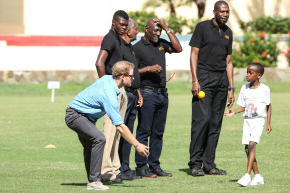 Le prince Harry en visite avec les célèbres joueurs de cricket Sir Viv Richards Sir Garfield Sobers et Curtley Ambrose lors d'un entraînement d'enfants au stade de cricket Sir Vivian Richards à Saint John's, le 21 novembre 2016 à l'occasion de son voyage officiel de 15 jours dans les Caraïbes.  Prince Harry joined West Indian and Antiguan cricketing greats Sir Viv Richards Sir Garfield Sobers and Curtley Ambrose at the Sir Vivian Richards Cricket Stadium in Saint John's on November 21, 2016 showcasing Antiguan and Barbuda's national sports and how they can empower and engage young people21/11/2016 - Saint John's
