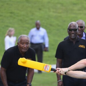 Le prince Harry participe au festival de sport de la jeunesse à Antigua-et-Barbuda au stade Sir Vivian Richards Stadium le 21 novembre 2016.  Prince Harry batting in front of cricket legends (left to right) Sir Anderson Roberts, Sir Vivian Richards and Sir Curtly Ambrose during a youth sports festival at the Sir Vivian Richards Stadium in North Sound, Antigua, on the second day of his tour of the Caribbean.21/11/2016 - North Sound