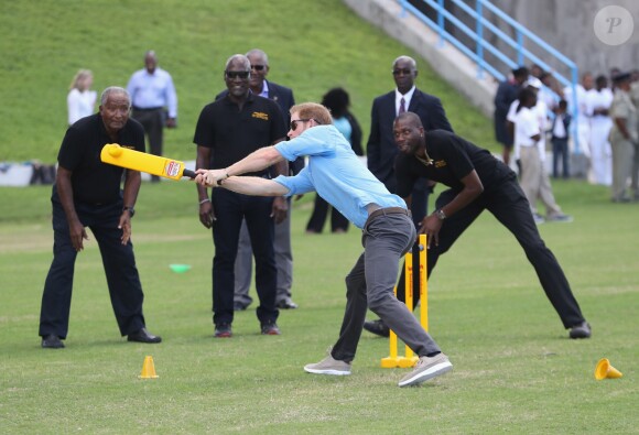 Le prince Harry participe au festival de sport de la jeunesse à Antigua-et-Barbuda au stade Sir Vivian Richards Stadium le 21 novembre 2016.  Prince Harry batting in front of cricket legends (left to right) Sir Anderson Roberts, Sir Vivian Richards and Sir Curtly Ambrose during a youth sports festival at the Sir Vivian Richards Stadium in North Sound, Antigua, on the second day of his tour of the Caribbean.21/11/2016 - North Sound