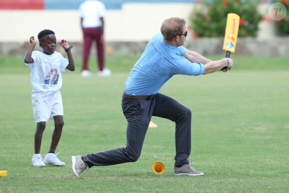 Le prince Harry en visite avec les célèbres joueurs de cricket Sir Viv Richards Sir Garfield Sobers et Curtley Ambrose lors d'un entraînement d'enfants au stade de cricket Sir Vivian Richards à Saint John's, le 21 novembre 2016 à l'occasion de son voyage officiel de 15 jours dans les Caraïbes.  Prince Harry joined West Indian and Antiguan cricketing greats Sir Viv Richards Sir Garfield Sobers and Curtley Ambrose at the Sir Vivian Richards Cricket Stadium in Saint John's on November 21, 2016 showcasing Antiguan and Barbuda's national sports and how they can empower and engage young people21/11/2016 - Saint John's