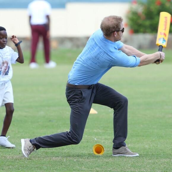 Le prince Harry en visite avec les célèbres joueurs de cricket Sir Viv Richards Sir Garfield Sobers et Curtley Ambrose lors d'un entraînement d'enfants au stade de cricket Sir Vivian Richards à Saint John's, le 21 novembre 2016 à l'occasion de son voyage officiel de 15 jours dans les Caraïbes.  Prince Harry joined West Indian and Antiguan cricketing greats Sir Viv Richards Sir Garfield Sobers and Curtley Ambrose at the Sir Vivian Richards Cricket Stadium in Saint John's on November 21, 2016 showcasing Antiguan and Barbuda's national sports and how they can empower and engage young people21/11/2016 - Saint John's