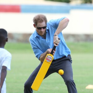 Le prince Harry en visite avec les célèbres joueurs de cricket Sir Viv Richards Sir Garfield Sobers et Curtley Ambrose lors d'un entraînement d'enfants au stade de cricket Sir Vivian Richards à Saint John's, le 21 novembre 2016 à l'occasion de son voyage officiel de 15 jours dans les Caraïbes.  Prince Harry joined West Indian and Antiguan cricketing greats Sir Viv Richards Sir Garfield Sobers and Curtley Ambrose at the Sir Vivian Richards Cricket Stadium in Saint John's on November 21, 2016 showcasing Antiguan and Barbuda's national sports and how they can empower and engage young people21/11/2016 - Saint John's