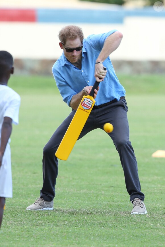 Le prince Harry en visite avec les célèbres joueurs de cricket Sir Viv Richards Sir Garfield Sobers et Curtley Ambrose lors d'un entraînement d'enfants au stade de cricket Sir Vivian Richards à Saint John's, le 21 novembre 2016 à l'occasion de son voyage officiel de 15 jours dans les Caraïbes.  Prince Harry joined West Indian and Antiguan cricketing greats Sir Viv Richards Sir Garfield Sobers and Curtley Ambrose at the Sir Vivian Richards Cricket Stadium in Saint John's on November 21, 2016 showcasing Antiguan and Barbuda's national sports and how they can empower and engage young people21/11/2016 - Saint John's