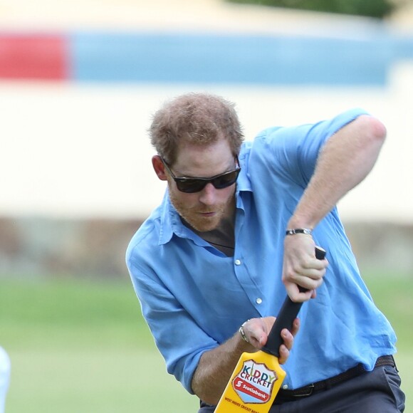 Le prince Harry en visite avec les célèbres joueurs de cricket Sir Viv Richards Sir Garfield Sobers et Curtley Ambrose lors d'un entraînement d'enfants au stade de cricket Sir Vivian Richards à Saint John's, le 21 novembre 2016 à l'occasion de son voyage officiel de 15 jours dans les Caraïbes.  Prince Harry joined West Indian and Antiguan cricketing greats Sir Viv Richards Sir Garfield Sobers and Curtley Ambrose at the Sir Vivian Richards Cricket Stadium in Saint John's on November 21, 2016 showcasing Antiguan and Barbuda's national sports and how they can empower and engage young people21/11/2016 - Saint John's