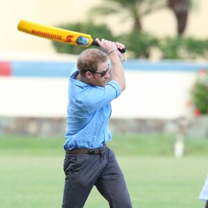 Le prince Harry en visite avec les célèbres joueurs de cricket Sir Viv Richards Sir Garfield Sobers et Curtley Ambrose lors d'un entraînement d'enfants au stade de cricket Sir Vivian Richards à Saint John's, le 21 novembre 2016 à l'occasion de son voyage officiel de 15 jours dans les Caraïbes.  Prince Harry joined West Indian and Antiguan cricketing greats Sir Viv Richards Sir Garfield Sobers and Curtley Ambrose at the Sir Vivian Richards Cricket Stadium in Saint John's on November 21, 2016 showcasing Antiguan and Barbuda's national sports and how they can empower and engage young people21/11/2016 - Saint John's