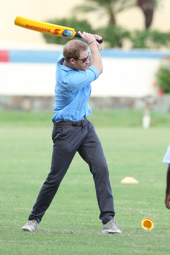 Le prince Harry en visite avec les célèbres joueurs de cricket Sir Viv Richards Sir Garfield Sobers et Curtley Ambrose lors d'un entraînement d'enfants au stade de cricket Sir Vivian Richards à Saint John's, le 21 novembre 2016 à l'occasion de son voyage officiel de 15 jours dans les Caraïbes.  Prince Harry joined West Indian and Antiguan cricketing greats Sir Viv Richards Sir Garfield Sobers and Curtley Ambrose at the Sir Vivian Richards Cricket Stadium in Saint John's on November 21, 2016 showcasing Antiguan and Barbuda's national sports and how they can empower and engage young people21/11/2016 - Saint John's
