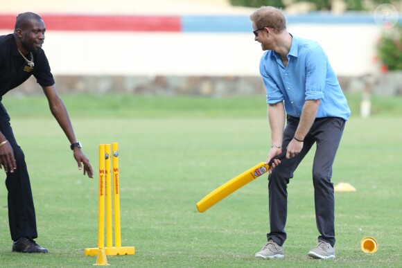 Le prince Harry en visite avec les célèbres joueurs de cricket Sir Viv Richards Sir Garfield Sobers et Curtley Ambrose lors d'un entraînement d'enfants au stade de cricket Sir Vivian Richards à Saint John's, le 21 novembre 2016 à l'occasion de son voyage officiel de 15 jours dans les Caraïbes.  Prince Harry joined West Indian and Antiguan cricketing greats Sir Viv Richards Sir Garfield Sobers and Curtley Ambrose at the Sir Vivian Richards Cricket Stadium in Saint John's on November 21, 2016 showcasing Antiguan and Barbuda's national sports and how they can empower and engage young people21/11/2016 - Saint John's