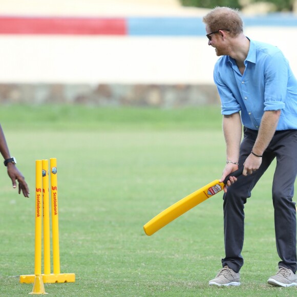 Le prince Harry en visite avec les célèbres joueurs de cricket Sir Viv Richards Sir Garfield Sobers et Curtley Ambrose lors d'un entraînement d'enfants au stade de cricket Sir Vivian Richards à Saint John's, le 21 novembre 2016 à l'occasion de son voyage officiel de 15 jours dans les Caraïbes.  Prince Harry joined West Indian and Antiguan cricketing greats Sir Viv Richards Sir Garfield Sobers and Curtley Ambrose at the Sir Vivian Richards Cricket Stadium in Saint John's on November 21, 2016 showcasing Antiguan and Barbuda's national sports and how they can empower and engage young people21/11/2016 - Saint John's