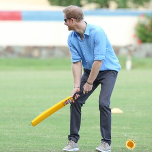 Le prince Harry en visite avec les célèbres joueurs de cricket Sir Viv Richards Sir Garfield Sobers et Curtley Ambrose lors d'un entraînement d'enfants au stade de cricket Sir Vivian Richards à Saint John's, le 21 novembre 2016 à l'occasion de son voyage officiel de 15 jours dans les Caraïbes.  Prince Harry joined West Indian and Antiguan cricketing greats Sir Viv Richards Sir Garfield Sobers and Curtley Ambrose at the Sir Vivian Richards Cricket Stadium in Saint John's on November 21, 2016 showcasing Antiguan and Barbuda's national sports and how they can empower and engage young people21/11/2016 - Saint John's