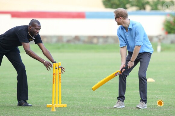 Le prince Harry en visite avec les célèbres joueurs de cricket Sir Viv Richards Sir Garfield Sobers et Curtley Ambrose lors d'un entraînement d'enfants au stade de cricket Sir Vivian Richards à Saint John's, le 21 novembre 2016 à l'occasion de son voyage officiel de 15 jours dans les Caraïbes.  Prince Harry joined West Indian and Antiguan cricketing greats Sir Viv Richards Sir Garfield Sobers and Curtley Ambrose at the Sir Vivian Richards Cricket Stadium in Saint John's on November 21, 2016 showcasing Antiguan and Barbuda's national sports and how they can empower and engage young people21/11/2016 - Saint John's