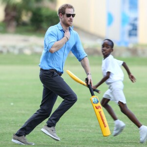 Le prince Harry en visite avec les célèbres joueurs de cricket Sir Viv Richards Sir Garfield Sobers et Curtley Ambrose lors d'un entraînement d'enfants au stade de cricket Sir Vivian Richards à Saint John's, le 21 novembre 2016 à l'occasion de son voyage officiel de 15 jours dans les Caraïbes.  Prince Harry joined West Indian and Antiguan cricketing greats Sir Viv Richards Sir Garfield Sobers and Curtley Ambrose at the Sir Vivian Richards Cricket Stadium in Saint John's on November 21, 2016 showcasing Antiguan and Barbuda's national sports and how they can empower and engage young people21/11/2016 - Saint John's