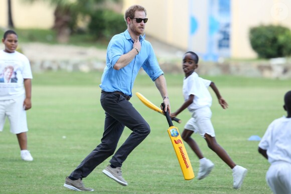Le prince Harry en visite avec les célèbres joueurs de cricket Sir Viv Richards Sir Garfield Sobers et Curtley Ambrose lors d'un entraînement d'enfants au stade de cricket Sir Vivian Richards à Saint John's, le 21 novembre 2016 à l'occasion de son voyage officiel de 15 jours dans les Caraïbes.  Prince Harry joined West Indian and Antiguan cricketing greats Sir Viv Richards Sir Garfield Sobers and Curtley Ambrose at the Sir Vivian Richards Cricket Stadium in Saint John's on November 21, 2016 showcasing Antiguan and Barbuda's national sports and how they can empower and engage young people21/11/2016 - Saint John's