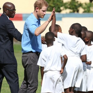 Le prince Harry en visite avec les célèbres joueurs de cricket Sir Viv Richards Sir Garfield Sobers et Curtley Ambrose lors d'un entraînement d'enfants au stade de cricket Sir Vivian Richards à Saint John's, le 21 novembre 2016 à l'occasion de son voyage officiel de 15 jours dans les Caraïbes.  Prince Harry joined West Indian and Antiguan cricketing greats Sir Viv Richards Sir Garfield Sobers and Curtley Ambrose at the Sir Vivian Richards Cricket Stadium in Saint John's on November 21, 2016 showcasing Antiguan and Barbuda's national sports and how they can empower and engage young people21/11/2016 - Saint John's