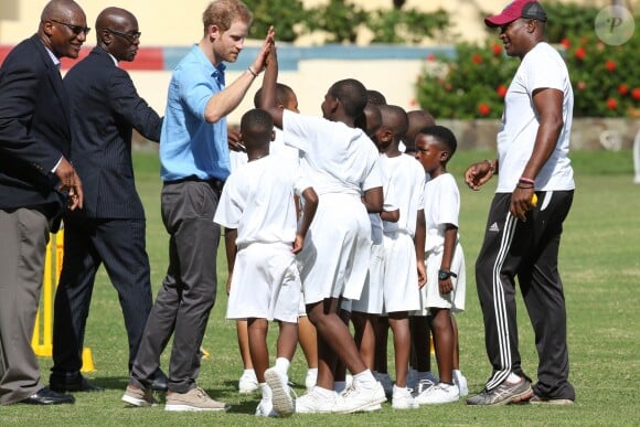 Le prince Harry en visite avec les célèbres joueurs de cricket Sir Viv Richards Sir Garfield Sobers et Curtley Ambrose lors d'un entraînement d'enfants au stade de cricket Sir Vivian Richards à Saint John's, le 21 novembre 2016 à l'occasion de son voyage officiel de 15 jours dans les Caraïbes.  Prince Harry joined West Indian and Antiguan cricketing greats Sir Viv Richards Sir Garfield Sobers and Curtley Ambrose at the Sir Vivian Richards Cricket Stadium in Saint John's on November 21, 2016 showcasing Antiguan and Barbuda's national sports and how they can empower and engage young people21/11/2016 - Saint John's