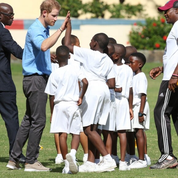 Le prince Harry en visite avec les célèbres joueurs de cricket Sir Viv Richards Sir Garfield Sobers et Curtley Ambrose lors d'un entraînement d'enfants au stade de cricket Sir Vivian Richards à Saint John's, le 21 novembre 2016 à l'occasion de son voyage officiel de 15 jours dans les Caraïbes.  Prince Harry joined West Indian and Antiguan cricketing greats Sir Viv Richards Sir Garfield Sobers and Curtley Ambrose at the Sir Vivian Richards Cricket Stadium in Saint John's on November 21, 2016 showcasing Antiguan and Barbuda's national sports and how they can empower and engage young people21/11/2016 - Saint John's