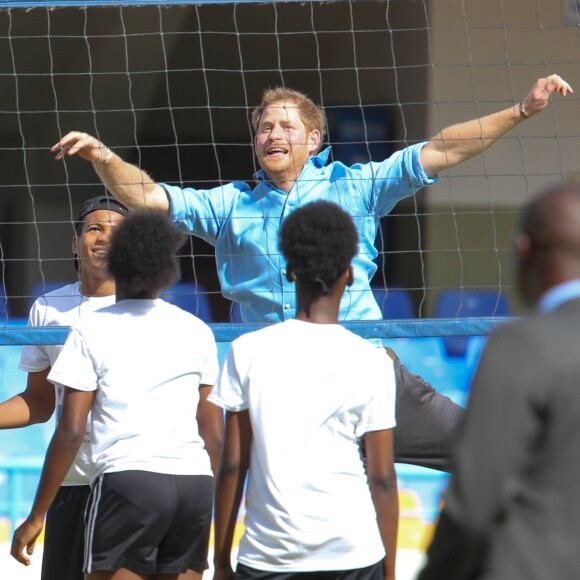 Le prince Harry en visite avec les célèbres joueurs de cricket Sir Viv Richards Sir Garfield Sobers et Curtley Ambrose lors d'un entraînement d'enfants au stade de cricket Sir Vivian Richards à Saint John's, le 21 novembre 2016 à l'occasion de son voyage officiel de 15 jours dans les Caraïbes.  Prince Harry joined West Indian and Antiguan cricketing greats Sir Viv Richards Sir Garfield Sobers and Curtley Ambrose at the Sir Vivian Richards Cricket Stadium in Saint John's on November 21, 2016 showcasing Antiguan and Barbuda's national sports and how they can empower and engage young people21/11/2016 - Saint John's
