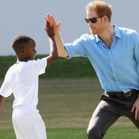 Le prince Harry rencontre des jeunes au stade de cricket Sir Vivian Richards pendant le festival des sports pour la jeunesse à Saint John's le 21 novembre 2016   Prince Harry high fives a young cricket player as he attends a youth sports festival at the Sir Vivian Richards Stadium in North Sound, Antigua, on the second day of his tour of the Caribbean. In St Johns on november 21, 201621/11/2016 - St Johns