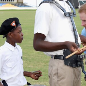 Le prince Harry rencontre des jeunes au stade de cricket Sir Vivian Richards pendant le festival des sports pour la jeunesse à Saint John's le 21 novembre 2016   Prince Harry meets members of a steel band as he attends a youth sports festival at the Sir Vivian Richards Stadium in North Sound, Antigua, on the second day of his tour of the Caribbean. In St Johns on november 21, 201621/11/2016 - St Johns