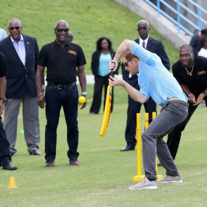 Le prince Harry rencontre des jeunes au stade de cricket Sir Vivian Richards pendant le festival des sports pour la jeunesse à Saint John's le 21 novembre 2016   Prince Harry and cricketers Andy Roberts, Vivian Richards and Curtly Ambrose attend a youth sports festival at the Sir Vivian Richards Stadium in North Sound, Antigua, on the second day of his tour of the Caribbean. In St Johns on november 21, 201621/11/2016 - St Johns