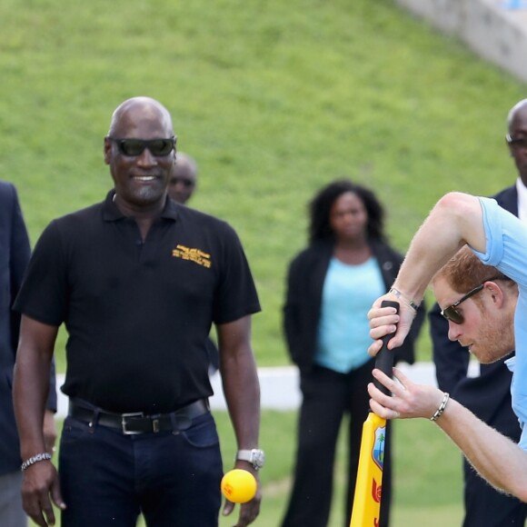 Le prince Harry rencontre des jeunes au stade de cricket Sir Vivian Richards pendant le festival des sports pour la jeunesse à Saint John's le 21 novembre 2016   Prince Harry and cricketers Andy Roberts, Vivian Richards and Curtly Ambrose attend a youth sports festival at the Sir Vivian Richards Stadium in North Sound, Antigua, on the second day of his tour of the Caribbean. In St Johns on november 21, 201621/11/2016 - St Johns