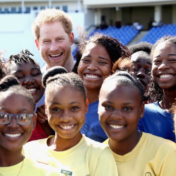 Le prince Harry rencontre des jeunes au stade de cricket Sir Vivian Richards pendant le festival des sports pour la jeunesse à Saint John's le 21 novembre 2016   Prince Harry meets school girls as he attends a youth sports festival at the Sir Vivian Richards Stadium in North Sound, Antigua, on the second day of his tour of the Caribbean. In St Johns on november 21, 201621/11/2016 - St Johns