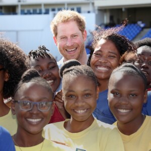 Le prince Harry rencontre des jeunes au stade de cricket Sir Vivian Richards pendant le festival des sports pour la jeunesse à Saint John's le 21 novembre 2016   Prince Harry meets school girls as he attends a youth sports festival at the Sir Vivian Richards Stadium in North Sound, Antigua, on the second day of his tour of the Caribbean. In St Johns on november 21, 201621/11/2016 - St Johns