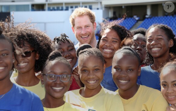 Le prince Harry rencontre des jeunes au stade de cricket Sir Vivian Richards pendant le festival des sports pour la jeunesse à Saint John's le 21 novembre 2016   Prince Harry meets school girls as he attends a youth sports festival at the Sir Vivian Richards Stadium in North Sound, Antigua, on the second day of his tour of the Caribbean. In St Johns on november 21, 201621/11/2016 - St Johns