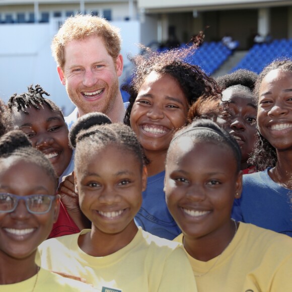 Le prince Harry rencontre des jeunes au stade de cricket Sir Vivian Richards pendant le festival des sports pour la jeunesse à Saint John's le 21 novembre 2016   Prince Harry meets school girls as he attends a youth sports festival at the Sir Vivian Richards Stadium in North Sound, Antigua, on the second day of his tour of the Caribbean. In St Johns on november 21, 201621/11/2016 - St Johns