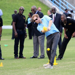 Le prince Harry rencontre des jeunes au stade de cricket Sir Vivian Richards pendant le festival des sports pour la jeunesse à Saint John's le 21 novembre 2016   Prince Harry and cricketers Andy Roberts, Vivian Richards and Curtly Ambrose attend a youth sports festival at the Sir Vivian Richards Stadium in North Sound, Antigua, on the second day of his tour of the Caribbean. In St Johns on november 21, 201621/11/2016 - St Johns