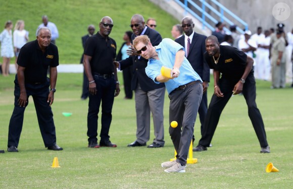 Le prince Harry rencontre des jeunes au stade de cricket Sir Vivian Richards pendant le festival des sports pour la jeunesse à Saint John's le 21 novembre 2016   Prince Harry and cricketers Andy Roberts, Vivian Richards and Curtly Ambrose attend a youth sports festival at the Sir Vivian Richards Stadium in North Sound, Antigua, on the second day of his tour of the Caribbean. In St Johns on november 21, 201621/11/2016 - St Johns