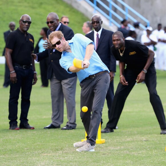 Le prince Harry rencontre des jeunes au stade de cricket Sir Vivian Richards pendant le festival des sports pour la jeunesse à Saint John's le 21 novembre 2016   Prince Harry and cricketers Andy Roberts, Vivian Richards and Curtly Ambrose attend a youth sports festival at the Sir Vivian Richards Stadium in North Sound, Antigua, on the second day of his tour of the Caribbean. In St Johns on november 21, 201621/11/2016 - St Johns
