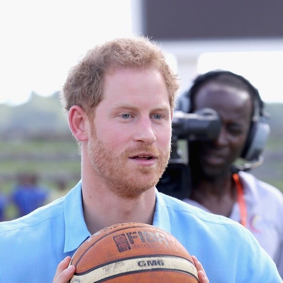 Le prince Harry rencontre des jeunes au stade de cricket Sir Vivian Richards pendant le festival des sports pour la jeunesse à Saint John's le 21 novembre 2016   Prince Harry plays with a basketball as he attends a youth sports festival at the Sir Vivian Richards Stadium in North Sound, Antigua, on the second day of his tour of the Caribbean. In St Johns on november 21, 201621/11/2016 - St Johns