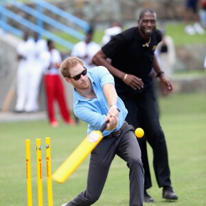 Le prince Harry rencontre des jeunes au stade de cricket Sir Vivian Richards pendant le festival des sports pour la jeunesse à Saint John's le 21 novembre 2016   Prince Harry plays cricket as he attends a youth sports festival at the Sir Vivian Richards Stadium in North Sound, Antigua, on the second day of his tour of the Caribbean. In St Johns on november 21, 201621/11/2016 - St Johns