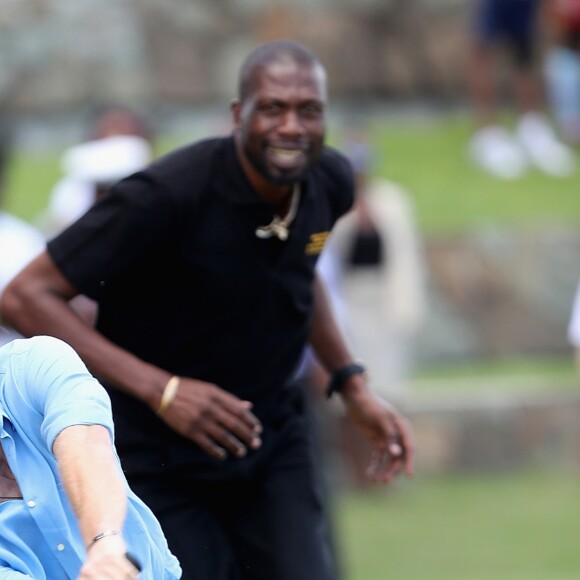 Le prince Harry rencontre des jeunes au stade de cricket Sir Vivian Richards pendant le festival des sports pour la jeunesse à Saint John's le 21 novembre 2016   Prince Harry plays cricket as he attends a youth sports festival at the Sir Vivian Richards Stadium in North Sound, Antigua, on the second day of his tour of the Caribbean. In St Johns on november 21, 201621/11/2016 - St Johns