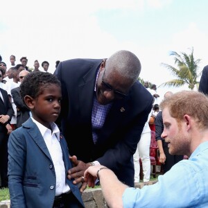 Le prince Harry rencontre des jeunes au stade de cricket Sir Vivian Richards pendant le festival des sports pour la jeunesse à Saint John's le 21 novembre 2016   Prince Harry attends a youth sports festival at the Sir Vivian Richards Stadium in North Sound, Antigua, on the second day of his tour of the Caribbean. In St Johns on november 21, 201621/11/2016 - St Johns