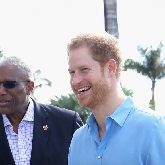 Le prince Harry rencontre des jeunes au stade de cricket Sir Vivian Richards pendant le festival des sports pour la jeunesse à Saint John's le 21 novembre 2016   Prince Harry and cricketers Andy Roberts and Vivian Richards attend youth sports festival at the Sir Vivian Richards Stadium in North Sound, Antigua, on the second day of his tour of the Caribbean. In St Johns on november 21, 201621/11/2016 - St Johns