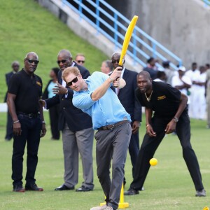 Le prince Harry rencontre des jeunes au stade de cricket Sir Vivian Richards pendant le festival des sports pour la jeunesse à Saint John's le 21 novembre 2016   Prince Harry and cricketers Andy Roberts, Vivian Richards and Curtly Ambrose attend a youth sports festival at the Sir Vivian Richards Stadium in North Sound, Antigua, on the second day of his tour of the Caribbean. In St Johns on november 21, 201621/11/2016 - St Johns