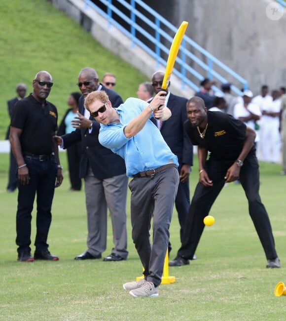 Le prince Harry rencontre des jeunes au stade de cricket Sir Vivian Richards pendant le festival des sports pour la jeunesse à Saint John's le 21 novembre 2016   Prince Harry and cricketers Andy Roberts, Vivian Richards and Curtly Ambrose attend a youth sports festival at the Sir Vivian Richards Stadium in North Sound, Antigua, on the second day of his tour of the Caribbean. In St Johns on november 21, 201621/11/2016 - St Johns