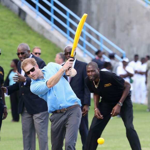 Le prince Harry rencontre des jeunes au stade de cricket Sir Vivian Richards pendant le festival des sports pour la jeunesse à Saint John's le 21 novembre 2016   Prince Harry and cricketers Andy Roberts, Vivian Richards and Curtly Ambrose attend a youth sports festival at the Sir Vivian Richards Stadium in North Sound, Antigua, on the second day of his tour of the Caribbean. In St Johns on november 21, 201621/11/2016 - St Johns