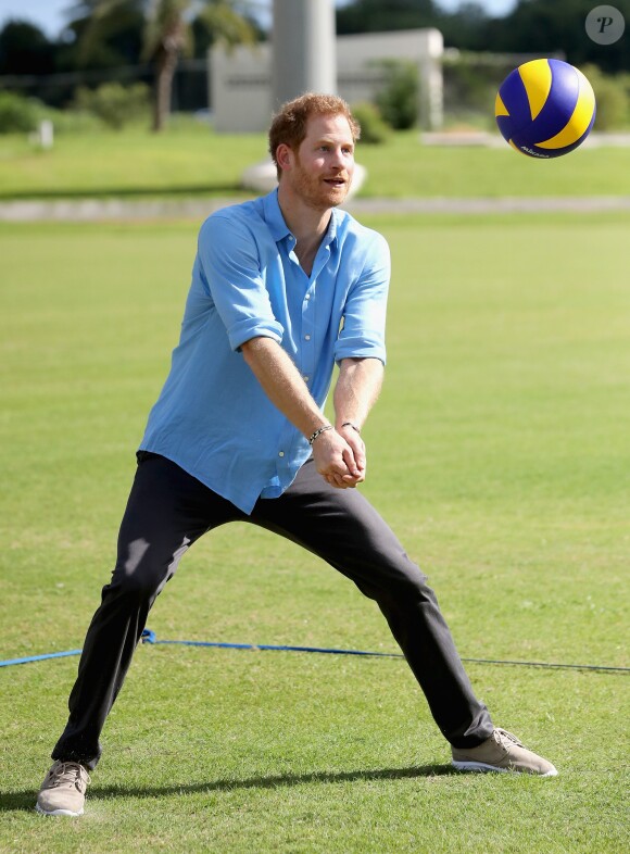 Le prince Harry rencontre des jeunes au stade de cricket Sir Vivian Richards pendant le festival des sports pour la jeunesse à Saint John's le 21 novembre 2016   Prince Harry plays volleyball as he attends a youth sports festival at the Sir Vivian Richards Stadium in North Sound, Antigua, on the second day of his tour of the Caribbean. In St Johns on november 21, 201621/11/2016 - St Johns