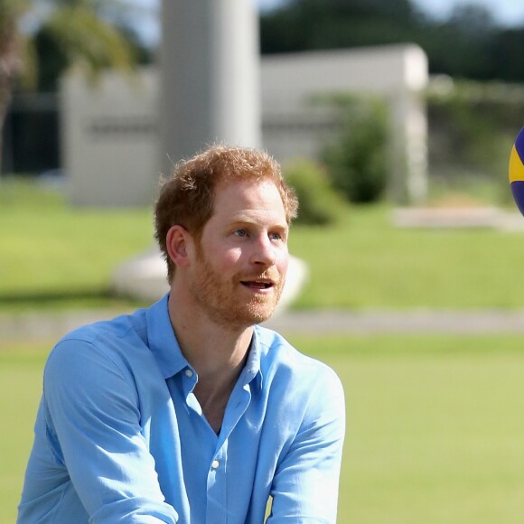 Le prince Harry rencontre des jeunes au stade de cricket Sir Vivian Richards pendant le festival des sports pour la jeunesse à Saint John's le 21 novembre 2016   Prince Harry plays volleyball as he attends a youth sports festival at the Sir Vivian Richards Stadium in North Sound, Antigua, on the second day of his tour of the Caribbean. In St Johns on november 21, 201621/11/2016 - St Johns