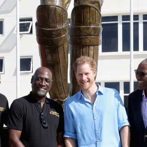 Le prince Harry rencontre des jeunes au stade de cricket Sir Vivian Richards pendant le festival des sports pour la jeunesse à Saint John's le 21 novembre 2016   Cricketers Alzarri Joseph (left), Curtly Ambrose (second left), Andy Roberts (third left) and Vivian Richards (fourth left) pose with Prince Harry (third right) at a youth sports festival at the Sir Vivian Richards Stadium in North Sound, Antigua, on the second day of his tour of the Caribbean. In St Johns on november 21, 201621/11/2016 - St Johns