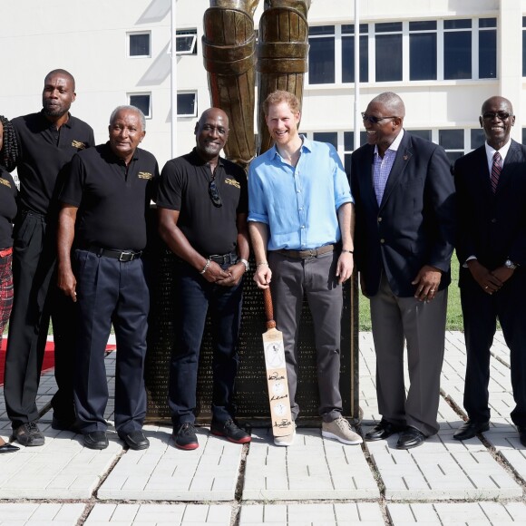 Le prince Harry rencontre des jeunes au stade de cricket Sir Vivian Richards pendant le festival des sports pour la jeunesse à Saint John's le 21 novembre 2016   Cricketers Alzarri Joseph (left), Curtly Ambrose (second left), Andy Roberts (third left) and Vivian Richards (fourth left) pose with Prince Harry (third right) at a youth sports festival at the Sir Vivian Richards Stadium in North Sound, Antigua, on the second day of his tour of the Caribbean. In St Johns on november 21, 201621/11/2016 - St Johns