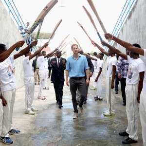 Le prince Harry rencontre des jeunes au stade de cricket Sir Vivian Richards pendant le festival des sports pour la jeunesse à Saint John's le 21 novembre 2016   Prince Harry is saluted by young cricket players as he attends a youth sports festival at the Sir Vivian Richards Stadium in North Sound, Antigua, on the second day of his tour of the Caribbean. In St Johns on november 21, 201621/11/2016 - St Johns