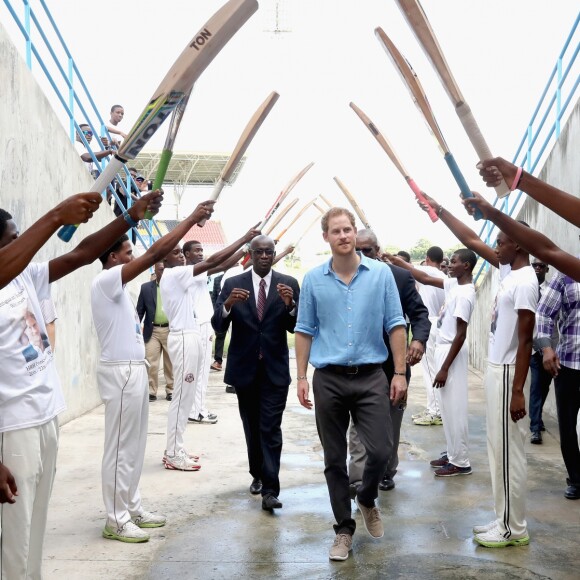 Le prince Harry rencontre des jeunes au stade de cricket Sir Vivian Richards pendant le festival des sports pour la jeunesse à Saint John's le 21 novembre 2016   Prince Harry is saluted by young cricket players as he attends a youth sports festival at the Sir Vivian Richards Stadium in North Sound, Antigua, on the second day of his tour of the Caribbean. In St Johns on november 21, 201621/11/2016 - St Johns