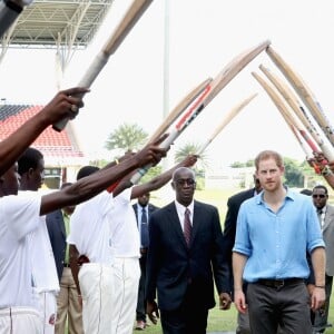 Le prince Harry rencontre des jeunes au stade de cricket Sir Vivian Richards pendant le festival des sports pour la jeunesse à Saint John's le 21 novembre 2016   Prince Harry is saluted by young cricket players as he attends a youth sports festival at the Sir Vivian Richards Stadium in North Sound, Antigua, on the second day of his tour of the Caribbean. In St Johns on november 21, 201621/11/2016 - St Johns