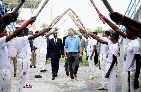 Le prince Harry rencontre des jeunes au stade de cricket Sir Vivian Richards pendant le festival des sports pour la jeunesse à Saint John's le 21 novembre 2016   Prince Harry is saluted by young cricket players as he attends a youth sports festival at the Sir Vivian Richards Stadium in North Sound, Antigua, on the second day of his tour of the Caribbean. In St Johns on november 21, 201621/11/2016 - St Johns