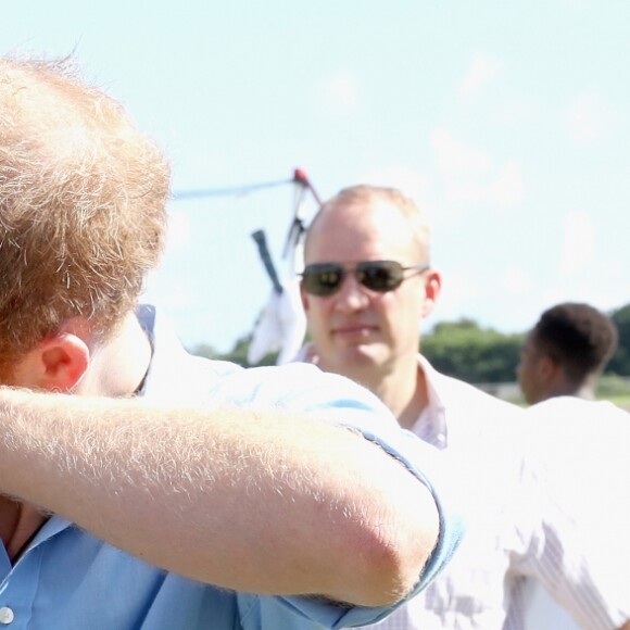 Le prince Harry rencontre des jeunes au stade de cricket Sir Vivian Richards pendant le festival des sports pour la jeunesse à Saint John's le 21 novembre 2016   Prince Harry does the 'dab' as he meets school girls as he attends a youth sports festival at the Sir Vivian Richards Stadium in North Sound, Antigua, on the second day of his tour of the Caribbean. In St Johns on november 21, 201621/11/2016 - St Johns